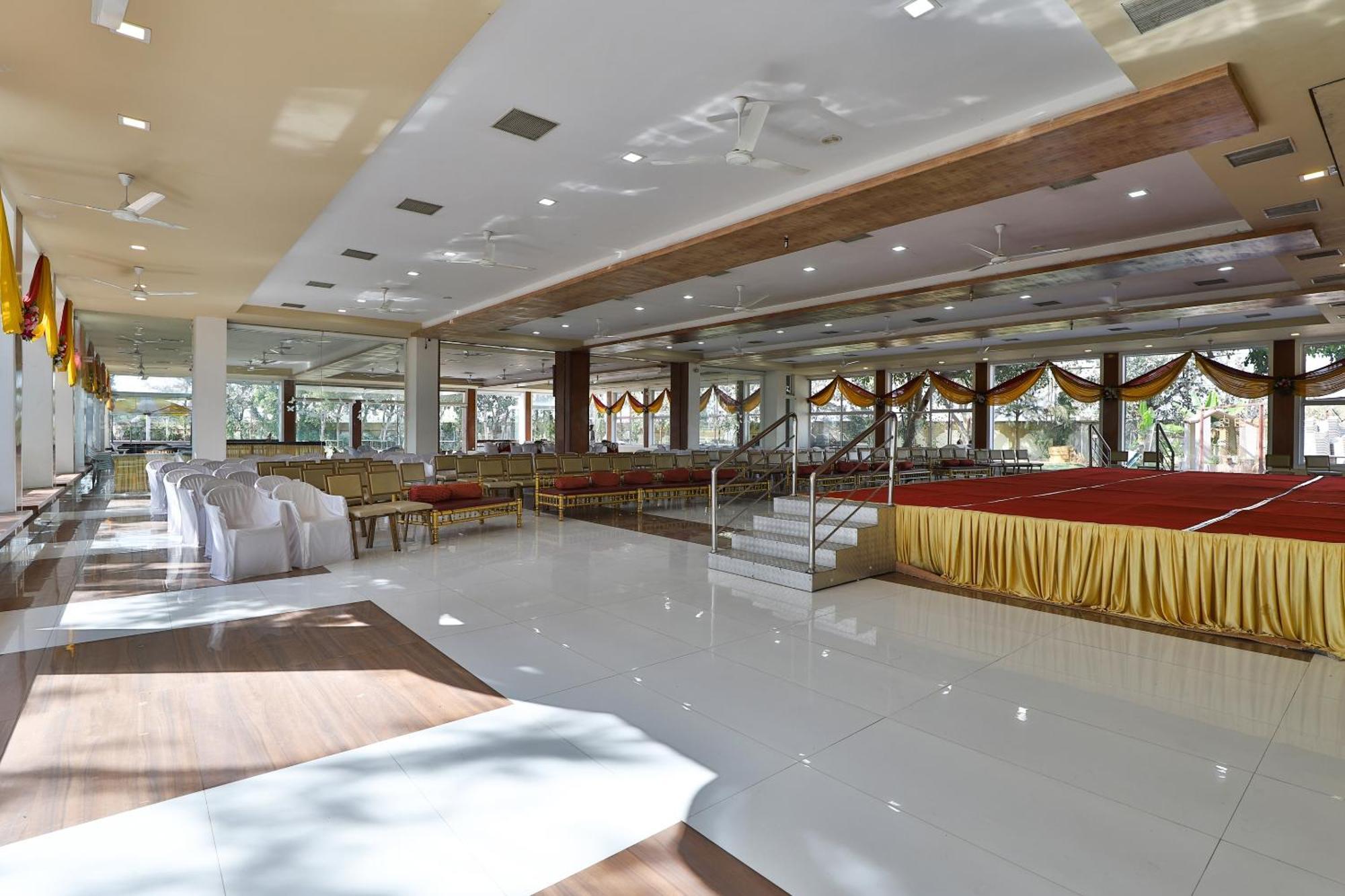 OYO 30255 Milan Party Hall Vadodara Bagian luar foto