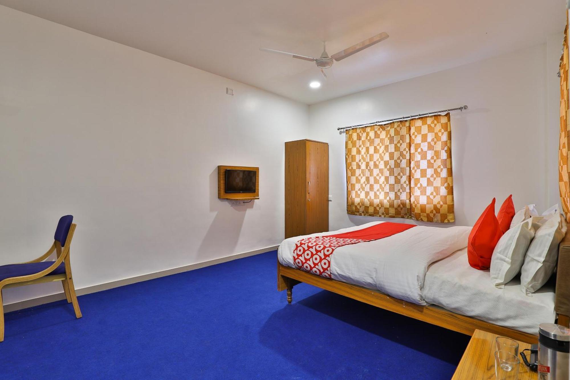 OYO 30255 Milan Party Hall Vadodara Bagian luar foto